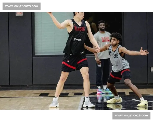 杨瀚森 NBA 选秀夜藏爱！袖口绣女友名 + 情侣手链实锤，青梅竹马太甜了