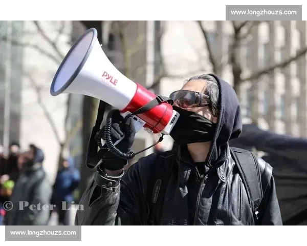 河南足球教父画像遭泼红漆 成都球迷极端行为引发公愤